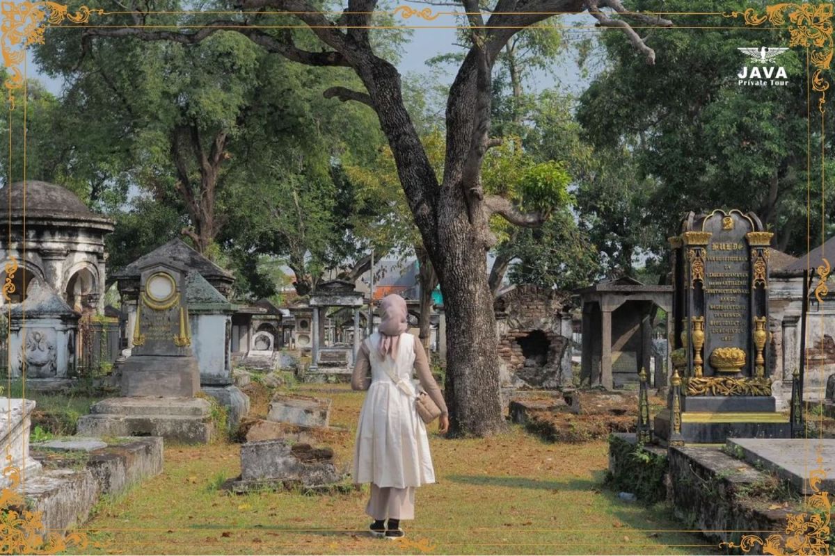 The Peneleh Cemetery offers a serene and reflective atmosphere