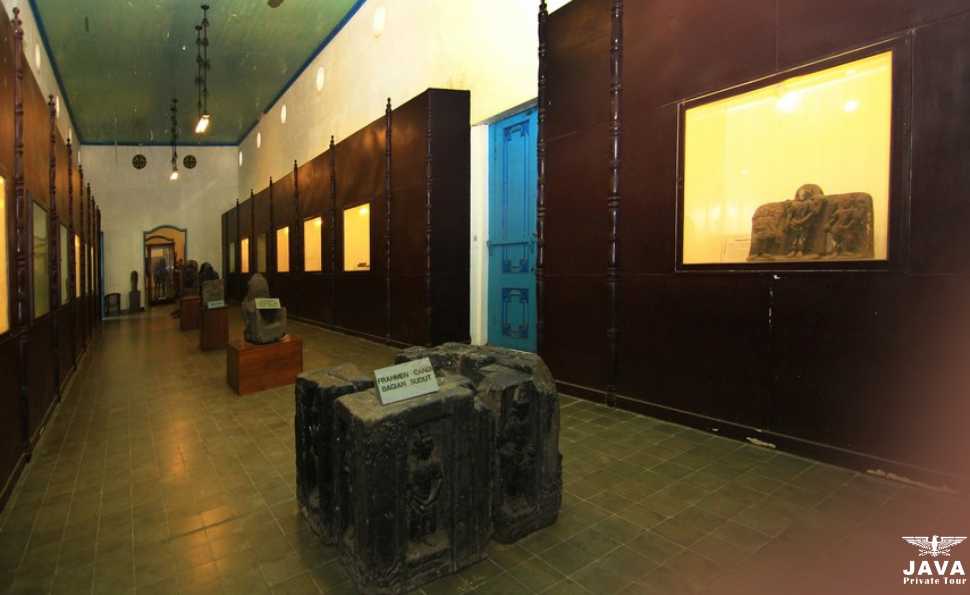 The Statue Room exhibits various statues such as Buddha, Avalokiteswara Buddha, and relics from ancient times