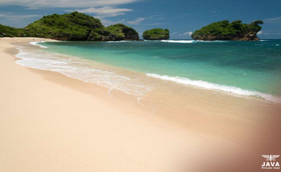 Watu Karung Beach White Sand and crystal-clear turquoise waters