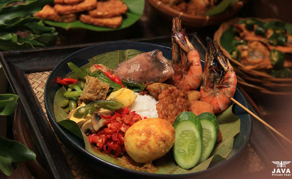 Nasi Jamblang, This dish consists of rice served with a selection of side dishes