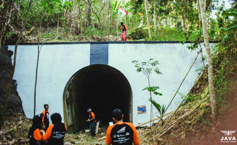 The Indonesian Railway Preservation Society (IRPS) Bandung Branch and the Kereta Anak Bangsa Foundation initiated and carried out the cleaning and repainting Wilhelmina Tunnel Face