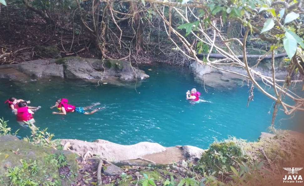 a refreshing swim in the Paradise River at Green canyon with java private tour