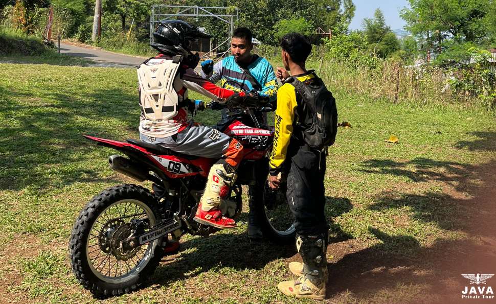 Java Private Tour's Dirt Bike Guide is giving safety instructions to the guest