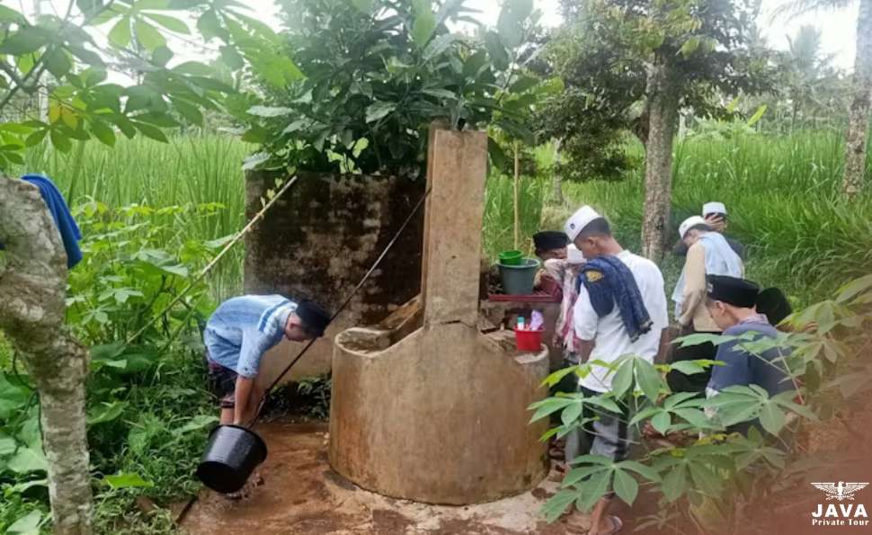 perform wudhu (ablution) in the cool evening