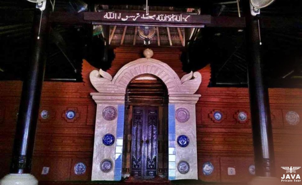 The Panjunan Mosque is a blend of traditional architecture adorned with ceramic plate ornaments from China