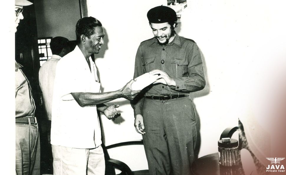 Che Guevara received products from the Taru Martani cigar factory in 1959