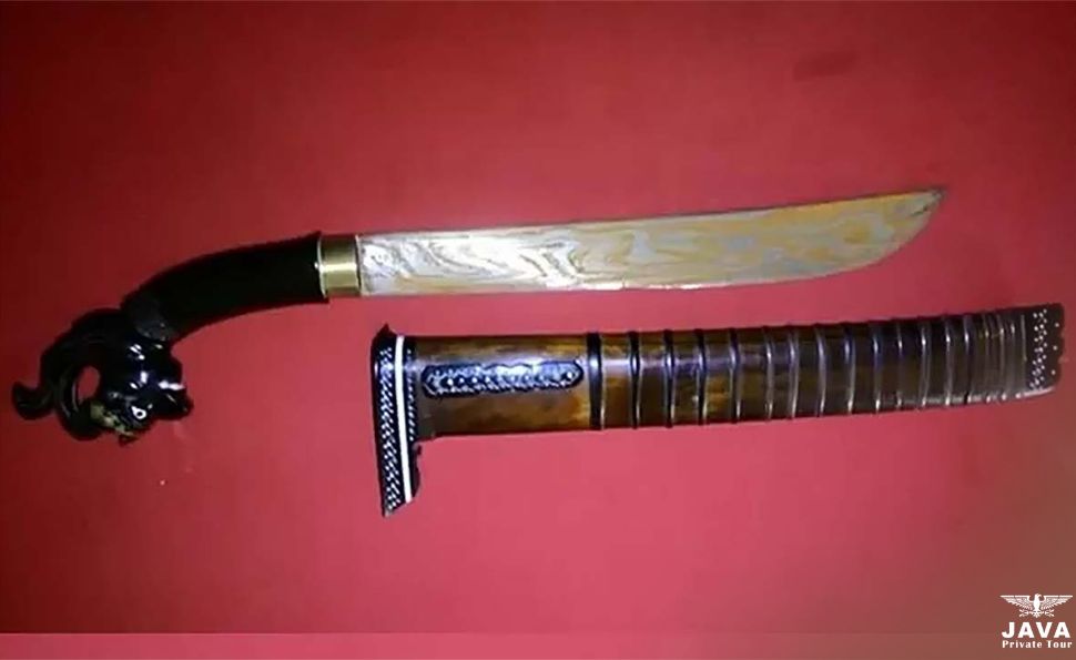 Legendary Ciomas Machete Forged from Meteor Stone and Sulakar Steel