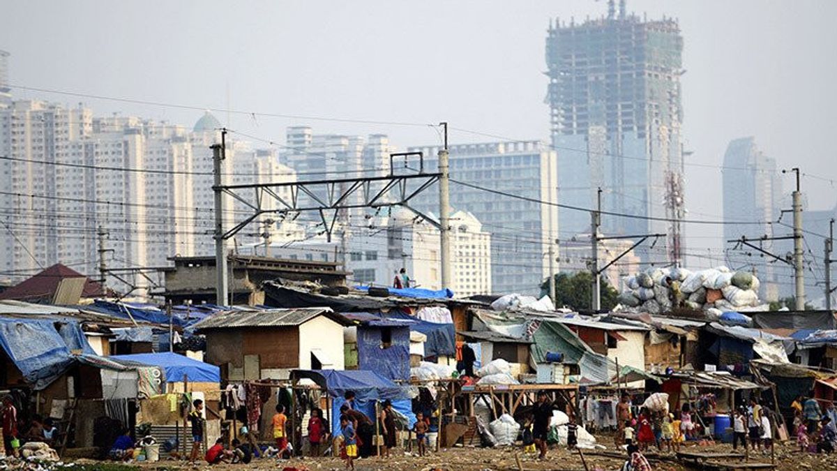 Delve-into-the Heart-of Jakarta's-Slum-Areas